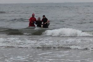 ratowanie w morzu fot. policja Sopot.jpg