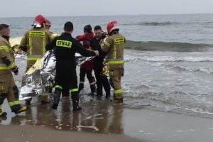 ratowanie w morzu fot. policja Sopot.jpg
