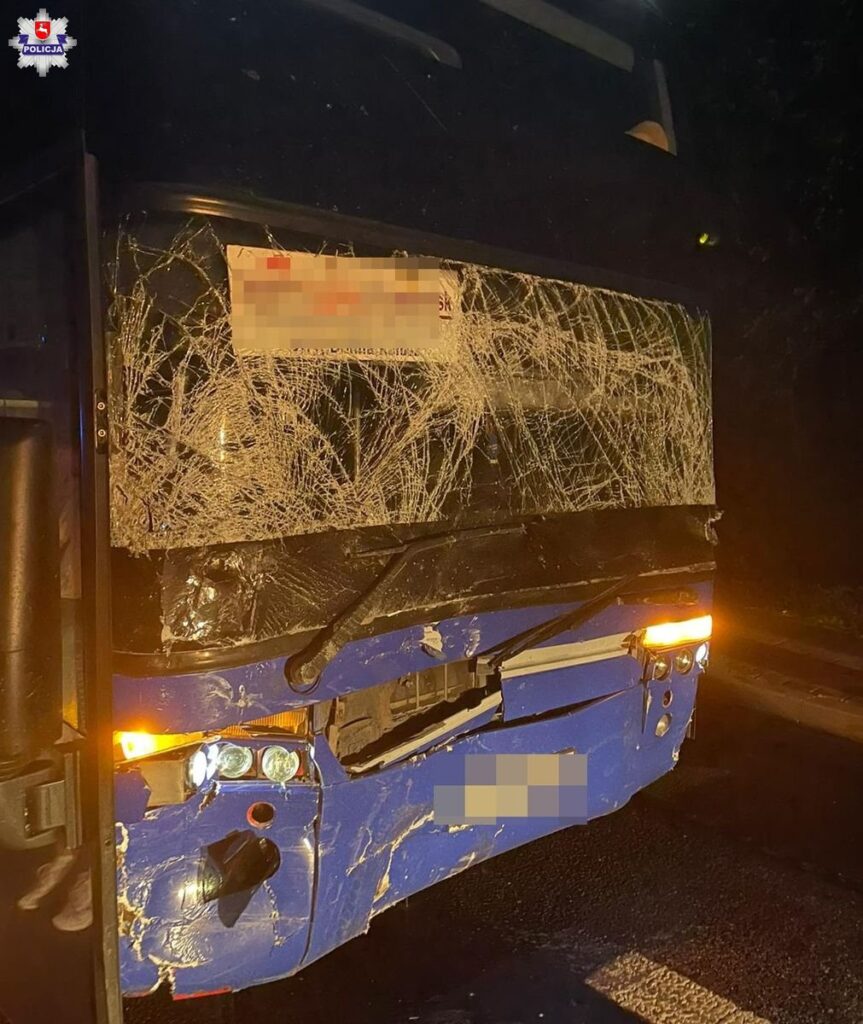 Autobus zderzył się z samochodem osobowym. Dwie osoby zginęły