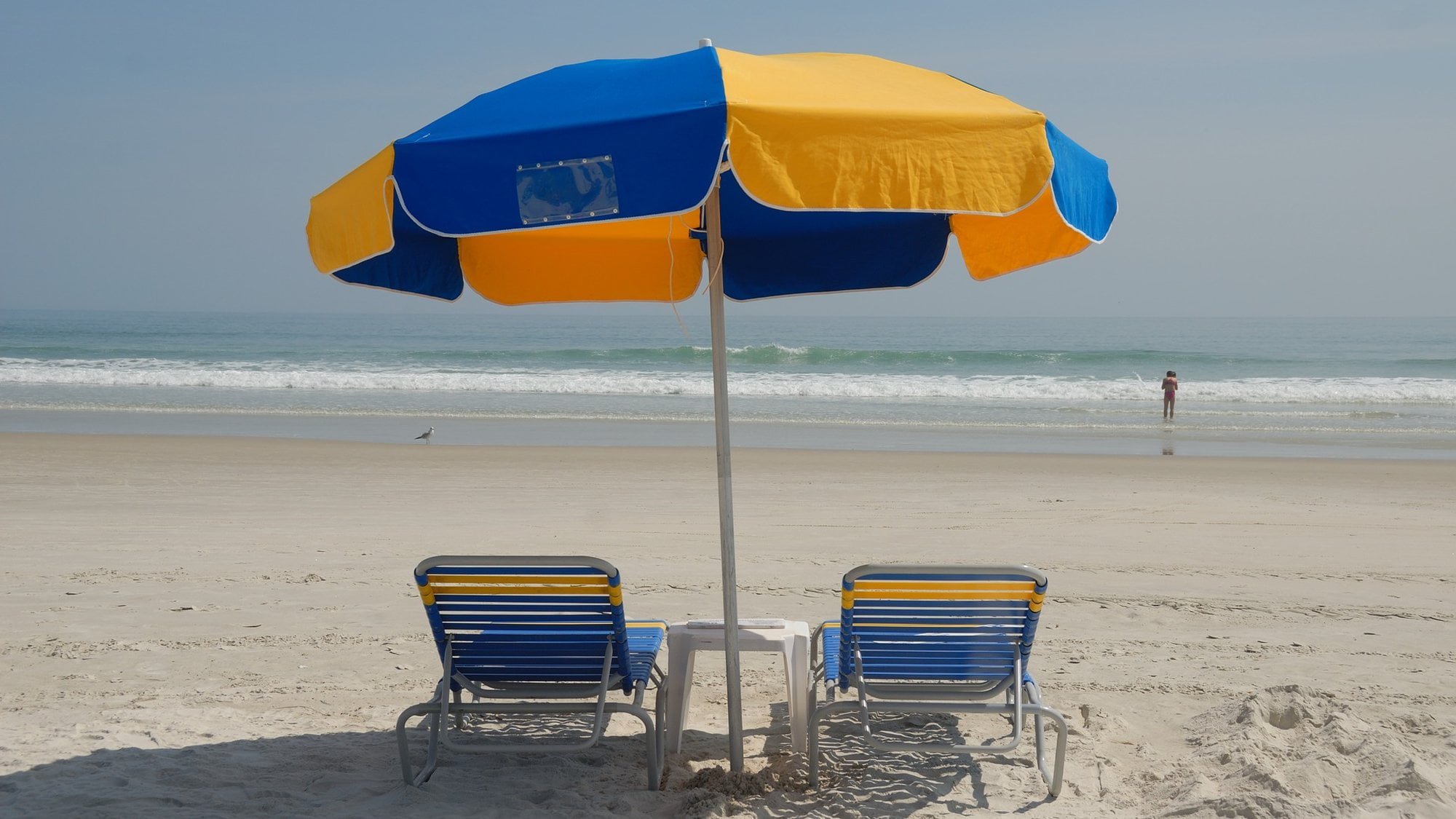 parasol, plaża fot. paulbr75, pixabay