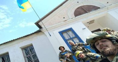 Ukraińska flaga w wyzwolonej Artemiwce w obwodzie charkowskim fot. Sztab Generalny Sił Zbrojnych Ukrainy