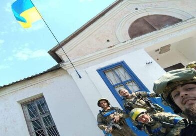 Ukraińska flaga w wyzwolonej Artemiwce w obwodzie charkowskim fot. Sztab Generalny Sił Zbrojnych Ukrainy
